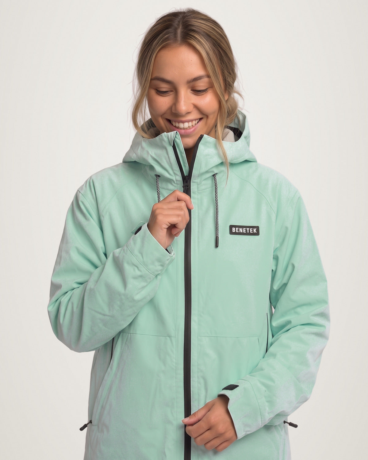 Sarah zipping the mint Focus Jacket up to the chin